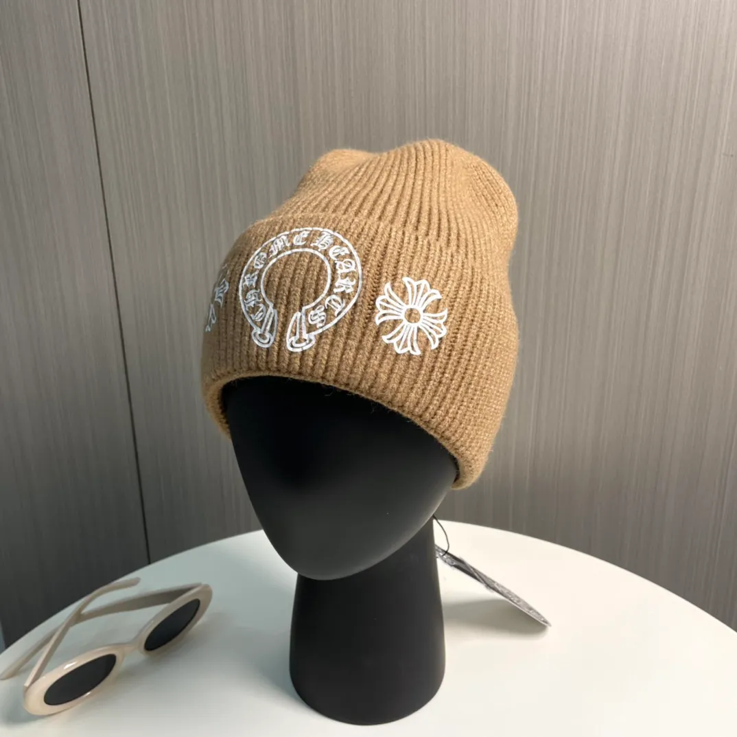 P60 🤍Chrome hearts new autumn and winter cross knitted hat🧶 One of the must-have hats in autumn and winter~ It really looks good on whoever wears it~, it is also a perfect match in black and white and gray in autumn~